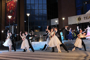 Артисты балета на открытии фонтана у ТЮЗа