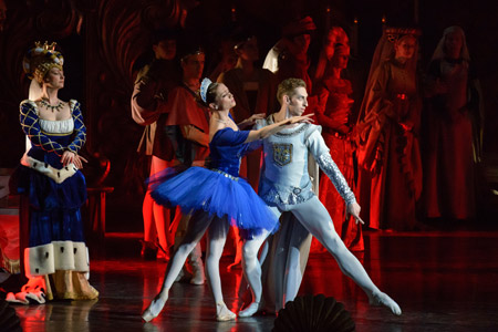 Сцена из балета «Раймонда»