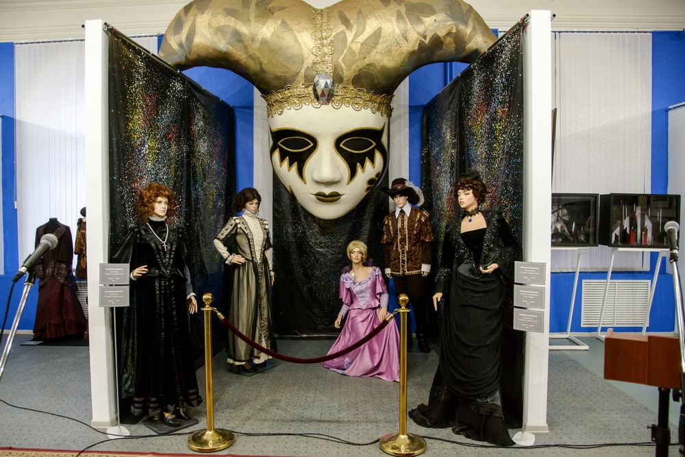 выставка сценических костюмов. театральная экспозиция. новый манеж выставки. оформление выставки о театре. а.